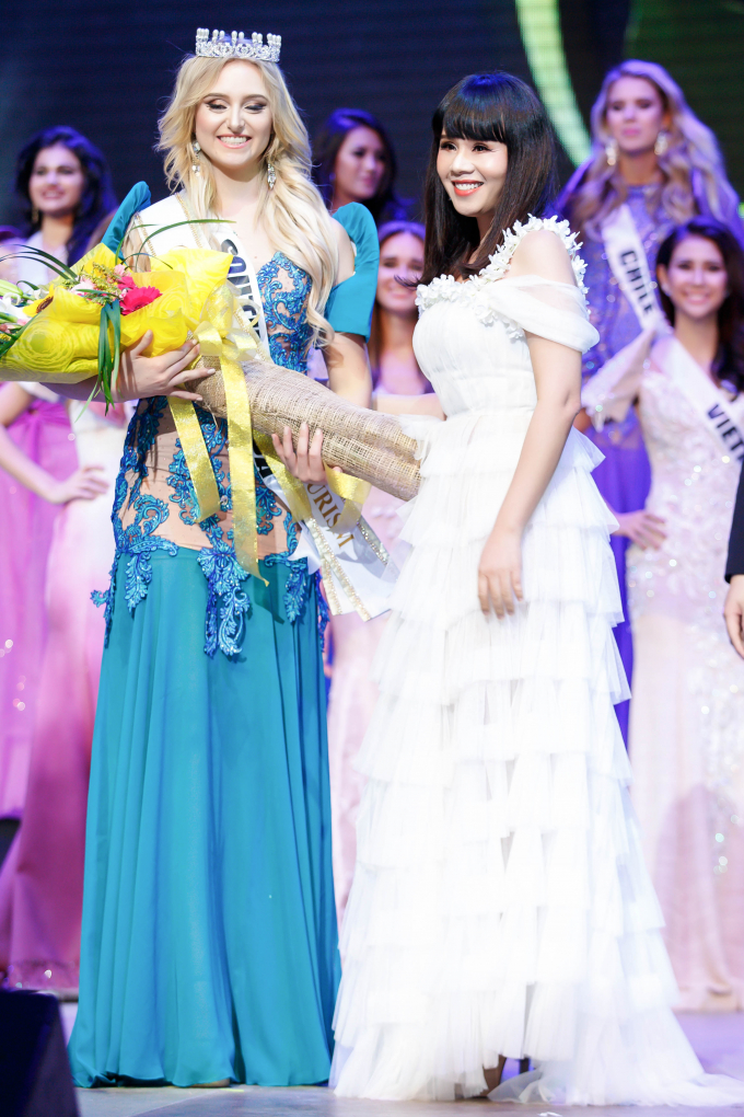 H&agrave; Thu mặc gợi cảm hội ngộ Hoa hậu Hằng Nguyễn tại Philippines