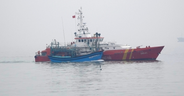 Cứu hộ 7 ngư dân cùng thuyền gặp nạn từ Nghệ An về đến Đà Nẵng