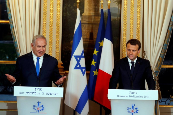 Thủ tướng Israel Benjamin Netanyahu v&agrave; Tổng thống Ph&aacute;p&nbsp;Emmanuel Macron&nbsp;trong cuộc họp b&aacute;o ở Paris ng&agrave;y 10/12. Ảnh: REUTERS.