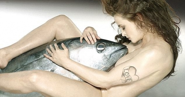 Nghệ sĩ khỏa thân bên động vật biển để bảo vệ môi trường