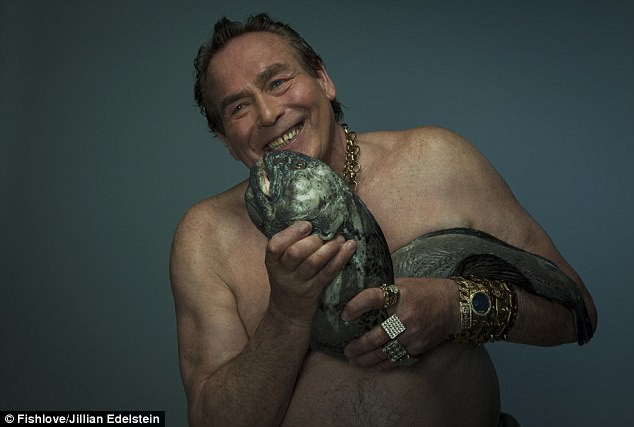 Người dẫn chương tr&igrave;nh truyền h&igrave;nh Anh - Bobby George (71 tuổi) - chụp với một con c&aacute; s&oacute;i.