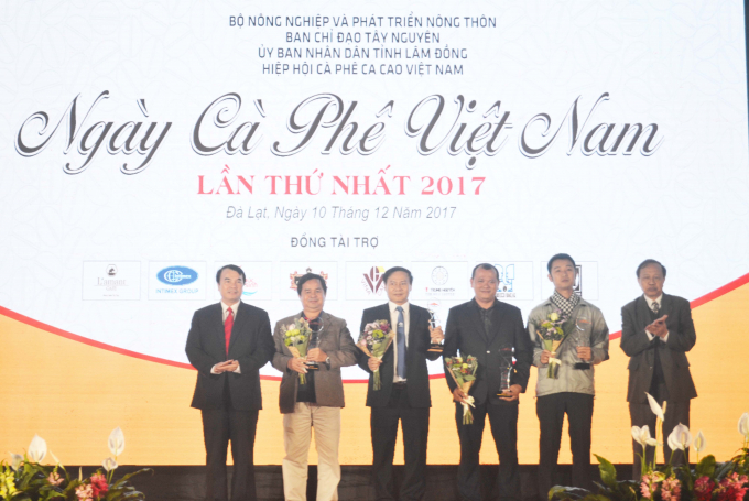 Ban tổ chức trao kỷ niệm chương cho những đơn vị&nbsp;đồng t&agrave;i trợ Ng&agrave;y C&agrave; ph&ecirc; Việt Nam.