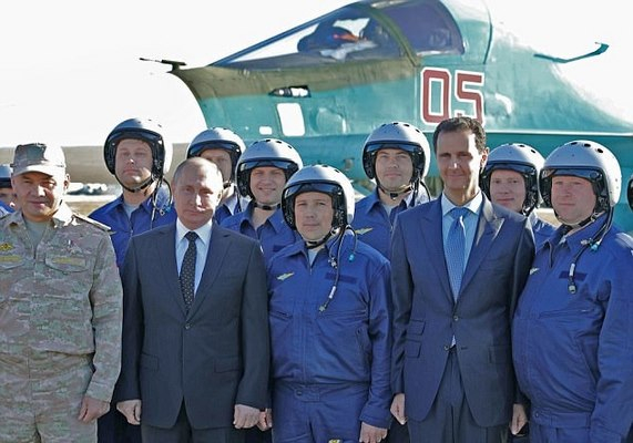 &Ocirc;ng Putin chụp ảnh c&ugrave;ng c&aacute;c phi c&ocirc;ng ở căn cứ Latakia.