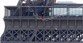 “Thót tim” với màn đu dây qua tháp Eiffel
