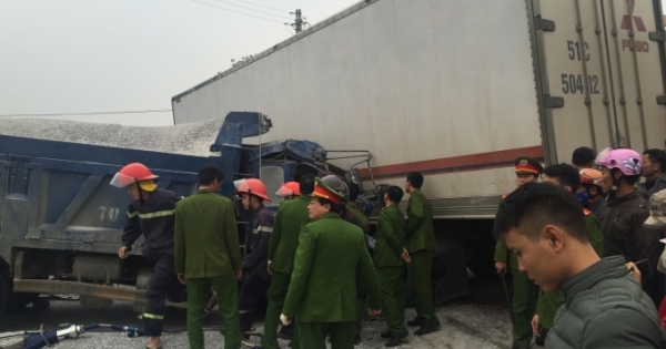 Nghệ An: Tai nạn liên hoàn, tài xế mắc kẹt trong ca bin