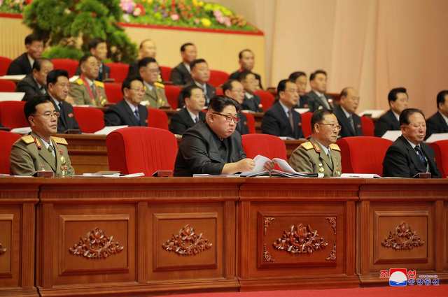 Nh&agrave; l&atilde;nh đạo Kim Jong-un tham dự hội nghị c&ugrave;ng c&aacute;c quan chức Triều Ti&ecirc;n (Ảnh: Reuters)
