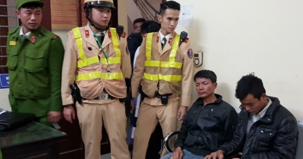 Hà Nội: Cảnh sát chạy bộ gần 2km quật ngã tóm gọn 2 tên cướp