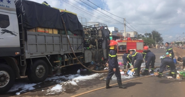 Đắk Lắk: Xe tải chở hàng hội chợ bất ngờ bốc cháy trên quốc lộ 14