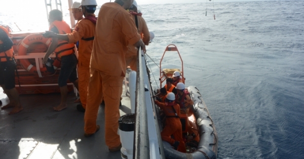 7 ngư dân Quảng Bình sống sót dù trôi dạt 3 hải lý khi tàu chìm giữa biển