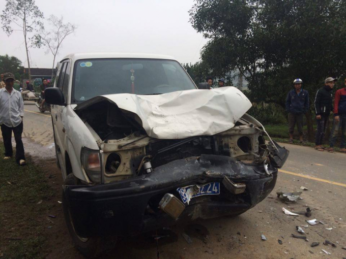 Chiếc xe biển xanh của UBND huyện Can Lộc, H&agrave; Tĩnh bị hư hỏng nặng sau khi t&ocirc;ng v&agrave;o xe m&aacute;y.