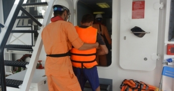 (Clip): “Nghẹt thở” cuộc giải cứu 7 thuyền viên trôi dạt trên biển