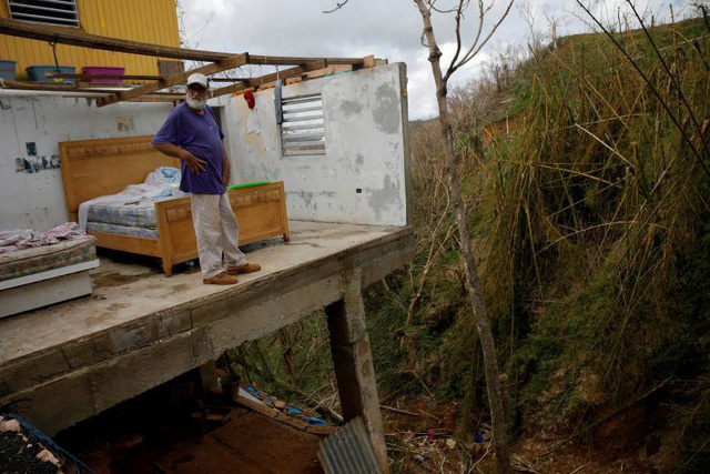 &Ocirc;ng Roberto Morales Santos, 70 tuổi, đứng trong căn nh&agrave; trơ trọi của m&igrave;nh sau khi b&atilde;o Maria c&agrave;n qu&eacute;t qua khu vực San Juan, Puerto Rico hồi th&aacute;ng 10.