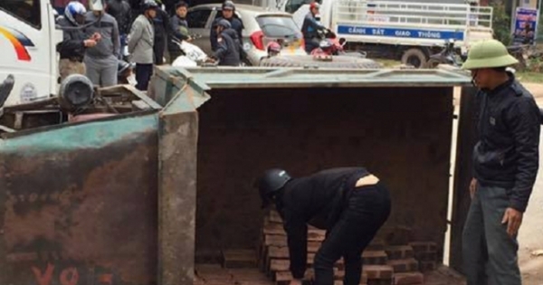 Bắc Giang: Xe ba gác chở gạch lật đổ khiến hai bà cháu thương vong