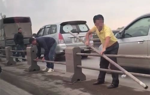 Hà Nội: Tránh ùn tắc, tài xế ôtô tự ý tháo dải phân cách trên cầu Thanh Trì