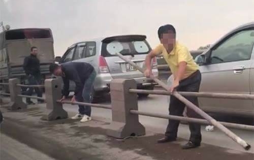 Yêu cầu xử lý nghiêm lái xe tháo dải phân cách cầu Thanh Trì
