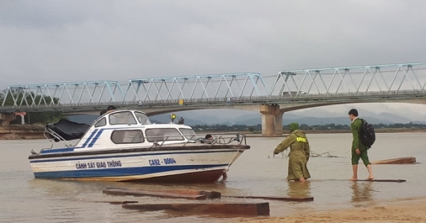 Quảng Nam: Bị truy đuổi, lâm tặc ném hàng chục m3 gỗ xuống sông Thu Bồn