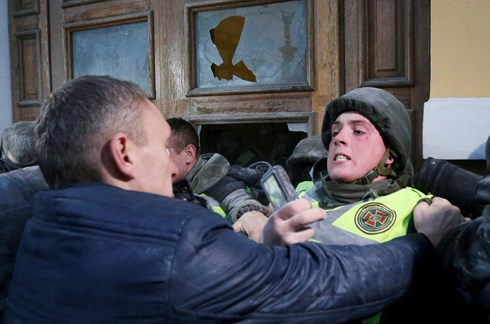 Cảnh s&aacute;t Ukraine đụng độ với những người ủng hộ Cựu Tổng thống Gruzia Mikhail Saakashvili. Ảnh: Reuters.