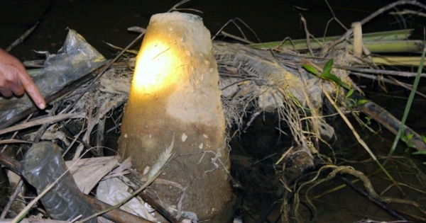 Đi đánh cá phát hiện quả bom “khủng” trên sông Lam