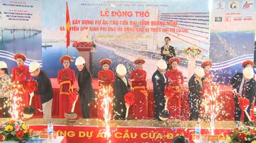 Lễ động thổ x&acirc;y dựng dự &aacute;n cầu Cửa Đại bắc qua s&ocirc;ng Tr&agrave;&nbsp;Kh&uacute;c. Ảnh: BATGT Quang Ngai.