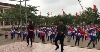 Giáo viên cùng hàng trăm học sinh nhảy Disco gây sốt cộng đồng mạng