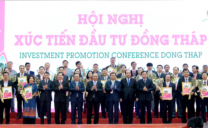 Thủ tướng chứng kiến Lễ trao giấy chứng nhận cam kết đầu tư v&agrave;o tỉnh Đồng Th&aacute;p.
