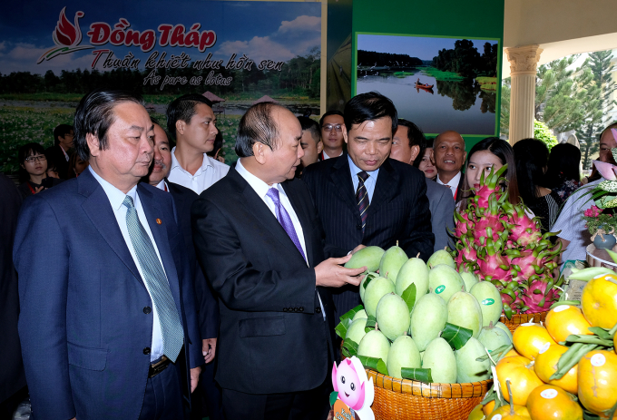 Thủ tướng tham quan sản phẩm n&ocirc;ng sản của Tỉnh Đồng Th&aacute;p.