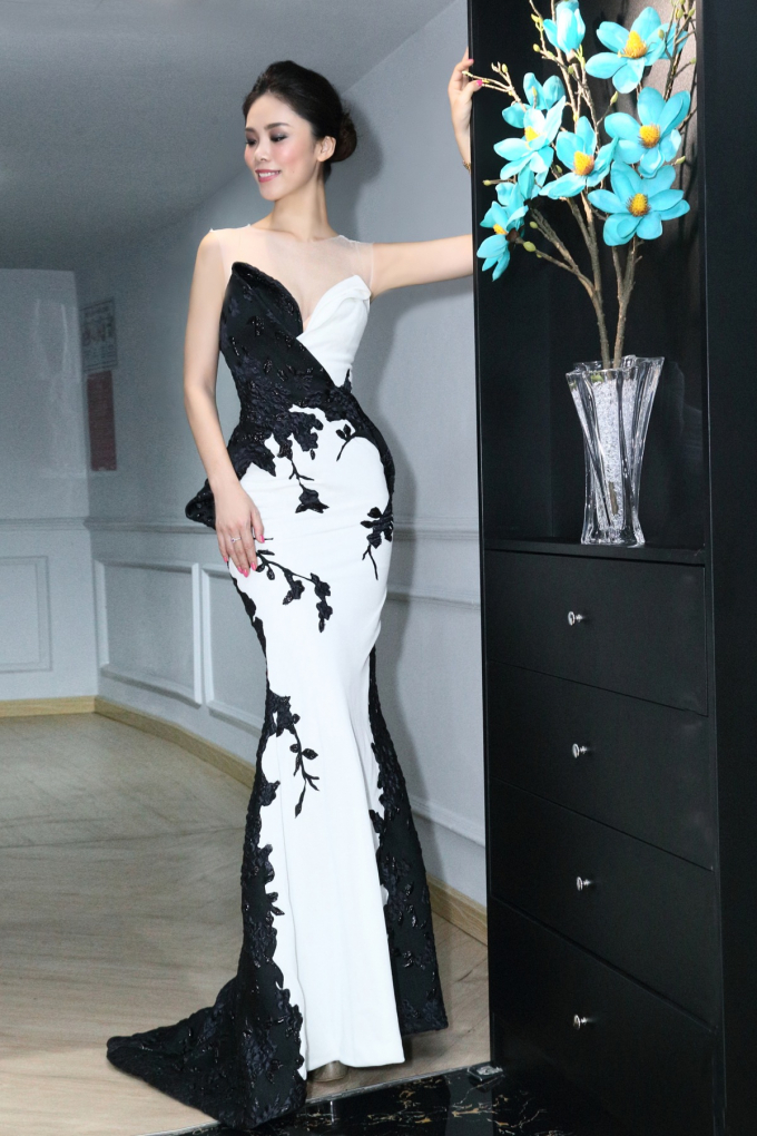 Hoa hậu Ho&agrave;n Vũ Riyo Mori cuốn h&uacute;t trước vẻ đẹp những thiết kế của Ho&agrave;ng Hải