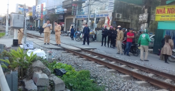 Hà Nội: Đi qua đường tàu, 1 người đàn ông bị tàu hỏa đâm tử vong