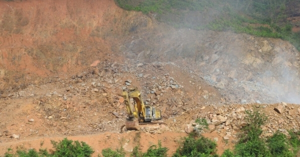 Hà Tĩnh: Mượn danh mỏ đá để khai thác đất trái phép?