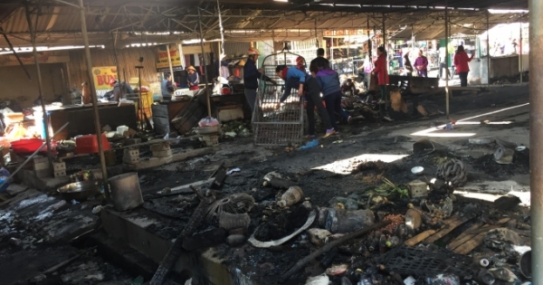Cháy chợ lúc nửa đêm, hơn 40 ki ốt bị thiêu rụi