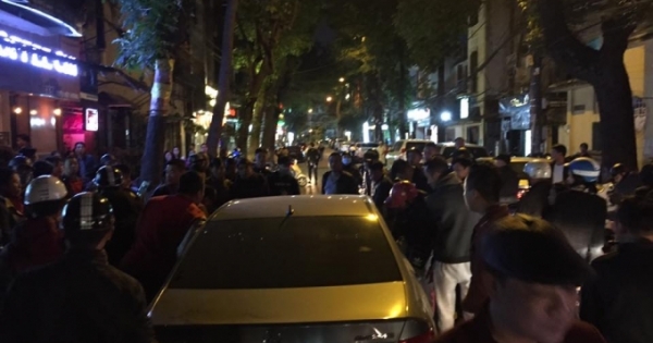 Hà Nội: Ô tô "điên" gây tai nạn liên hoàn, tài xế còn lớn tiếng chửi bới công an