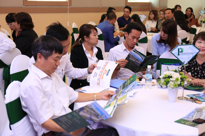 Đ&ocirc;ng đảo nh&agrave; đầu tư tham gia sự kiện giới thiệu Tiểu khu Royal Park tại TP. Nha Trang.&nbsp;