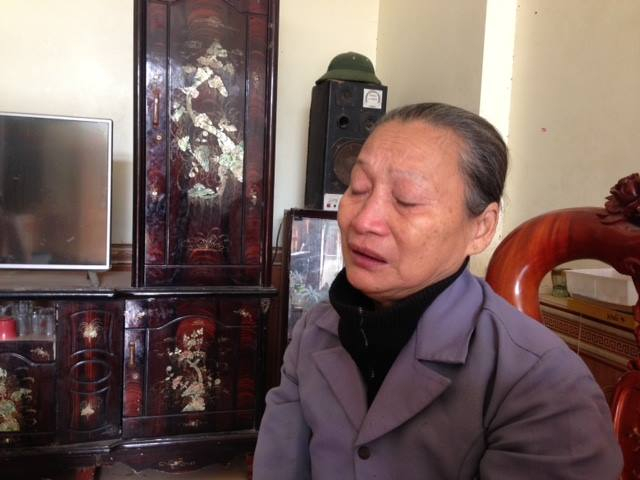 B&agrave; Nguyễn Thị Lợi, mẹ chồng chị Trần Thị Huyền kể lại chuyện đau buồn trong nước mắt