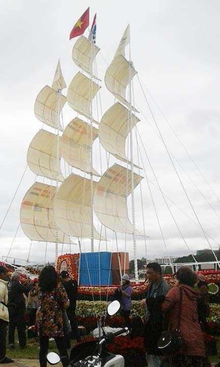 Chiếc thuyền hoa c&oacute; trị gi&aacute; đầu tư tr&ecirc;n 400 triệu đồng. Đ&acirc;y l&agrave; một trong những điểm nhất đặc biệt của Festival hoa Đ&agrave; Lạt.