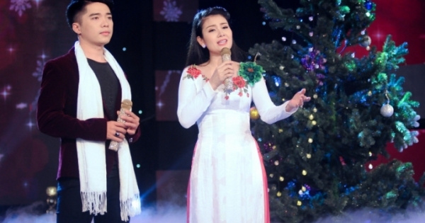 Ca sĩ Yến Ngọc sánh đôi bên mỹ nam Triều Quân hát nhạc Noel