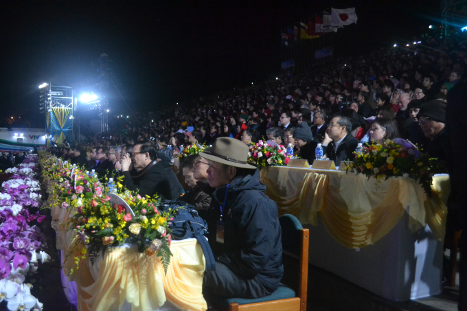Khai mạc lễ hội Fesival hoa Đ&agrave; Lạt năm nay thu h&uacute;t&nbsp;hơn 15.000 người.