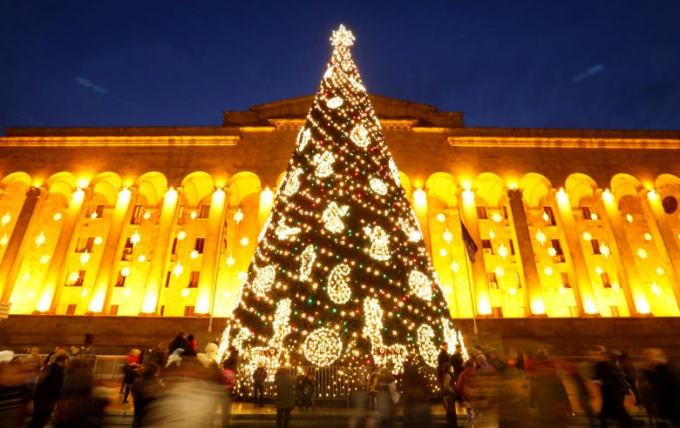 C&acirc;y th&ocirc;ng Noel tại nh&agrave; Quốc hội ở Tbilisi, Georgia. (Ảnh: Reuters)