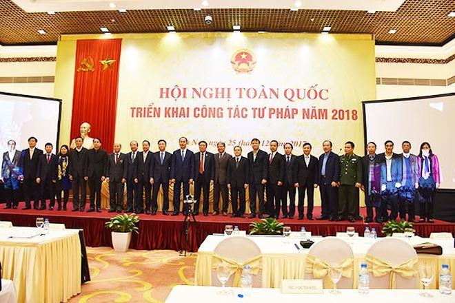 Chủ tịch nước Trần Đại Quang chụp ảnh c&ugrave;ng c&aacute;c đại biểu tham dự Hội nghị.