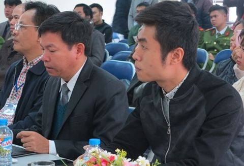 Anh Vũ Ngọc Dương (b&ecirc;n phải) tham dự buổi xin lỗi c&ocirc;ng khai tại UBND phường Thổ Quan