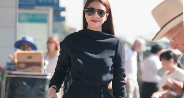 Hoa hậu Phạm Hương diện set đồ hiệu sang trọng gây chú ý tại sân bay