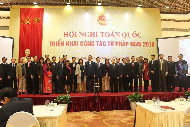 Chủ tịch nước Trần Đại Quang chụp ảnh với c&aacute;c đại biểu dự Hội nghị.