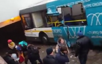 Hãi hùng xe buýt lao vào người đi bộ ở thủ đô Nga