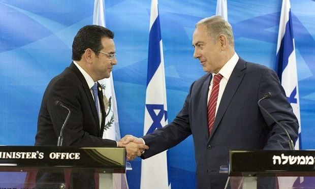 Tổng thống Guatemala Morales (tr&aacute;i) v&agrave; Thủ tướng Israel Netanyahu.