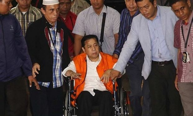 Chủ tịch Quốc hội Indonesia Setya Novanto khi bị bắt giữ với c&aacute;o buộc tham nhũng. Ảnh: AP