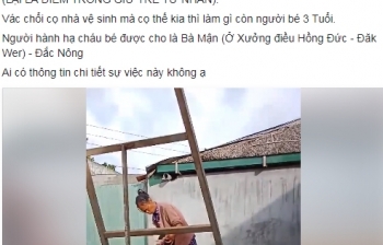 Xuất hiện cảnh một phụ nữ dùng chổi cứng vệ sinh cho cháu bé và dùng tay tát mạnh vào đầu