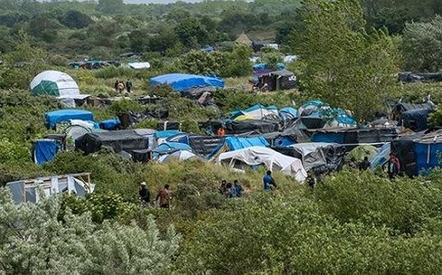 Một trại tỵ nạn tạm bợ của người nhập cư gần Calais (Ph&aacute;p). Ảnh AP