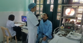 Bác sĩ bị đánh gẫy mũi ở Thái Bình đang phải tập thở bằng miệng