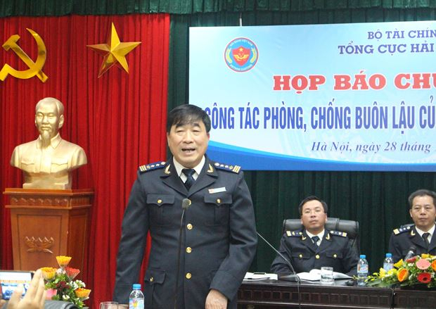 Cục trưởng Nguyễn Phi H&ugrave;ng trả lời tại họp b&aacute;o.