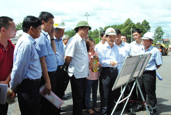 Bộ trưởng Bộ GTVT Đinh La Thăng kiểm tra thực tế Dự &aacute;n BOT, đoạn qua thị x&atilde; Bu&ocirc;n Hồ.