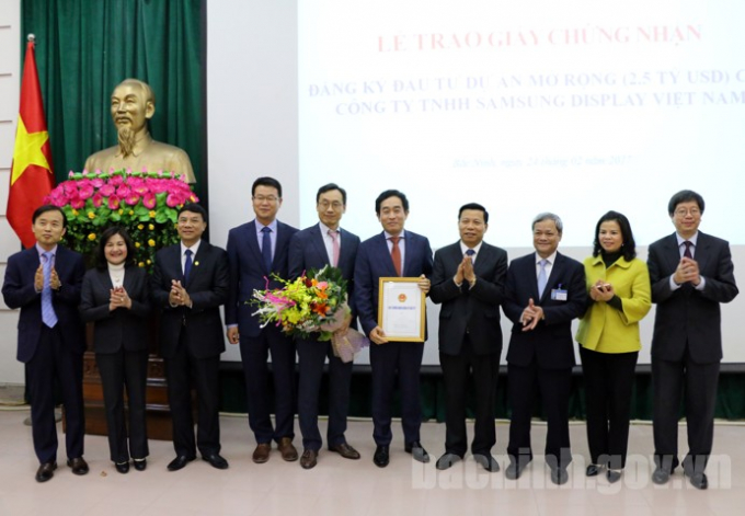 L&atilde;nh đạo tỉnh trao Giấy chứng nhận đăng k&yacute; đầu tư mở rộng cho C&ocirc;ng ty TNHH Samsung Display Việt Nam.